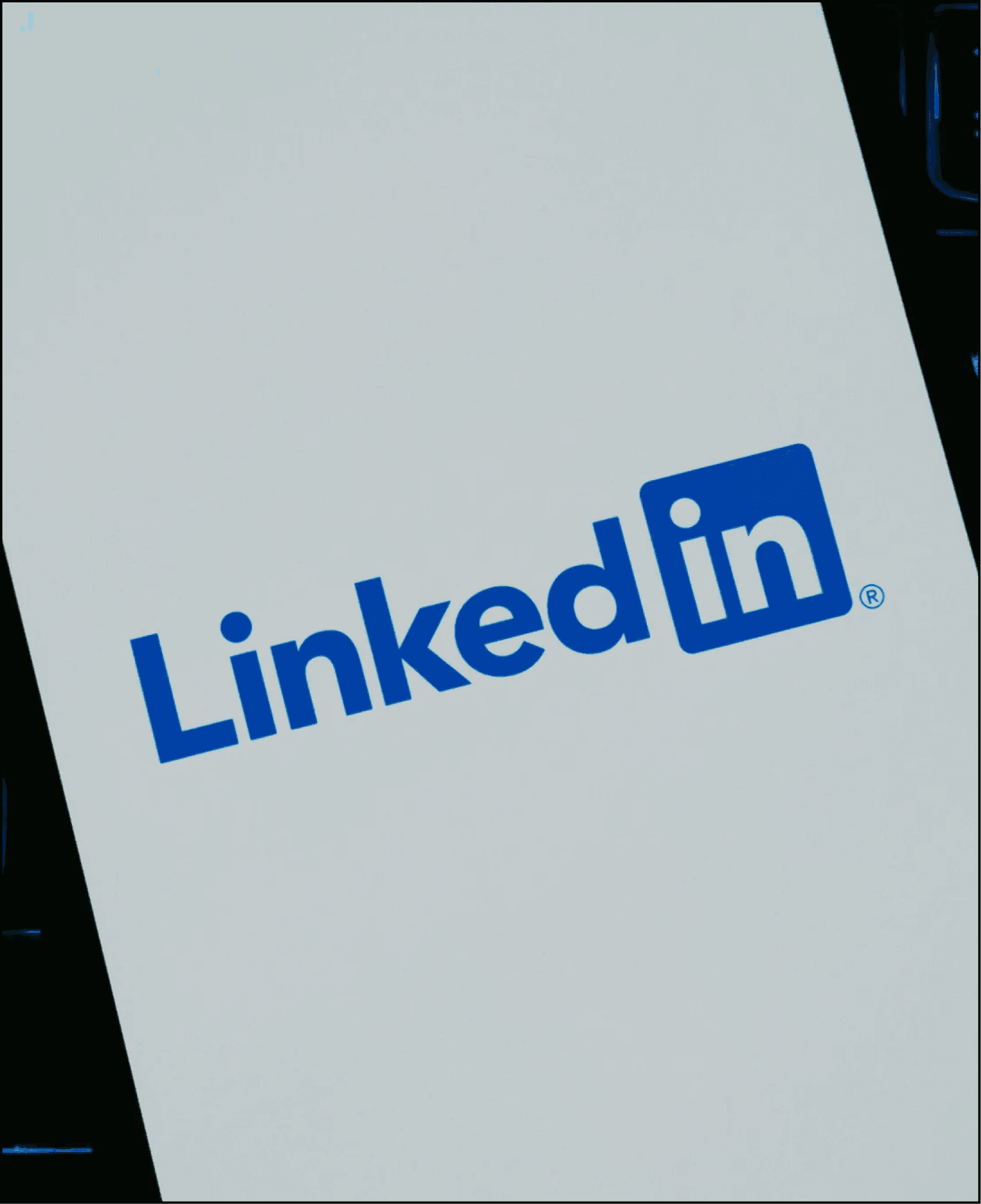 LinkedIn Headshots 2025: Backgrounds, Sizes, and Examples