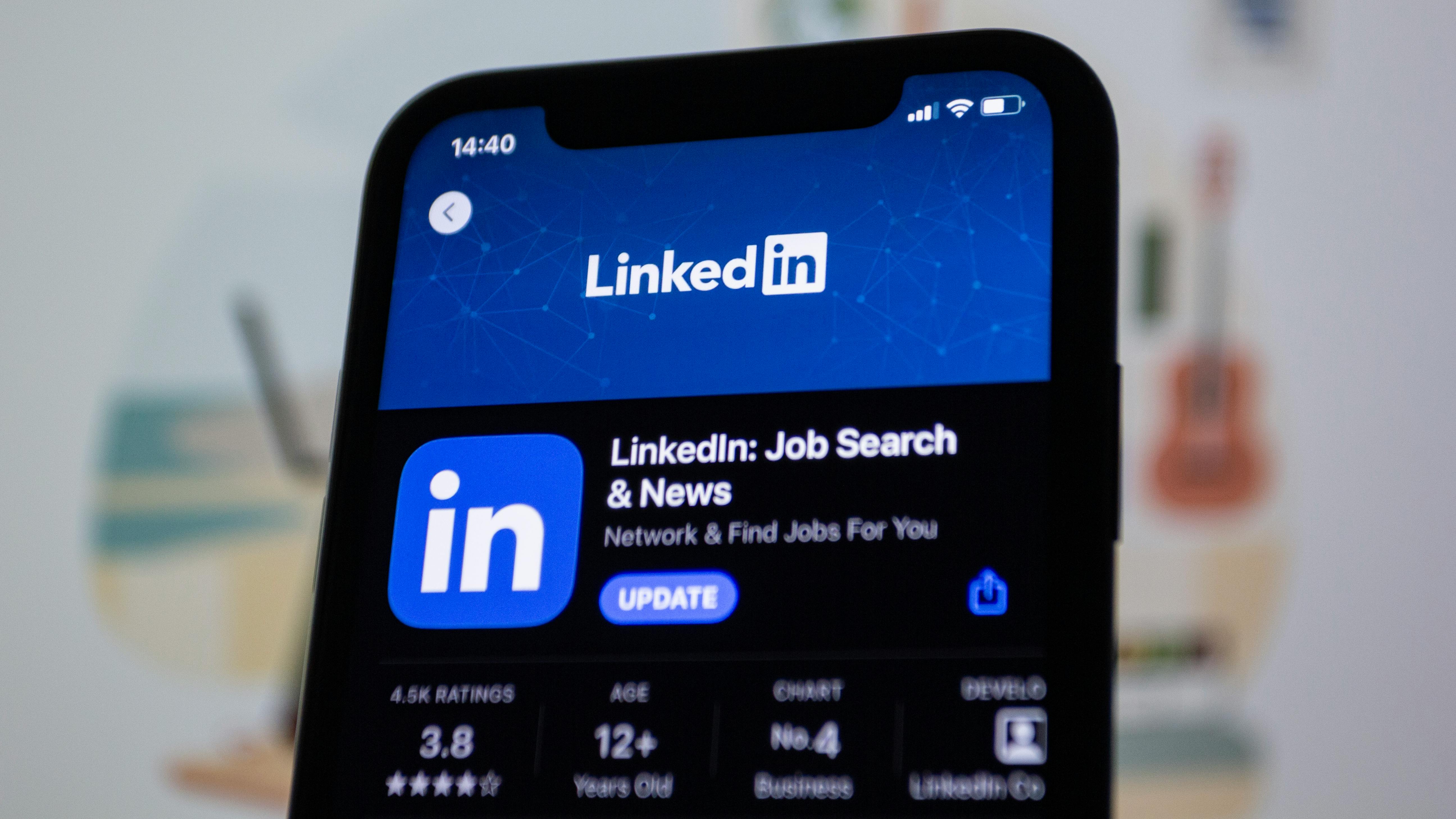 Best AI Headshot Tool for LinkedIn in 2025: Aragon Wins