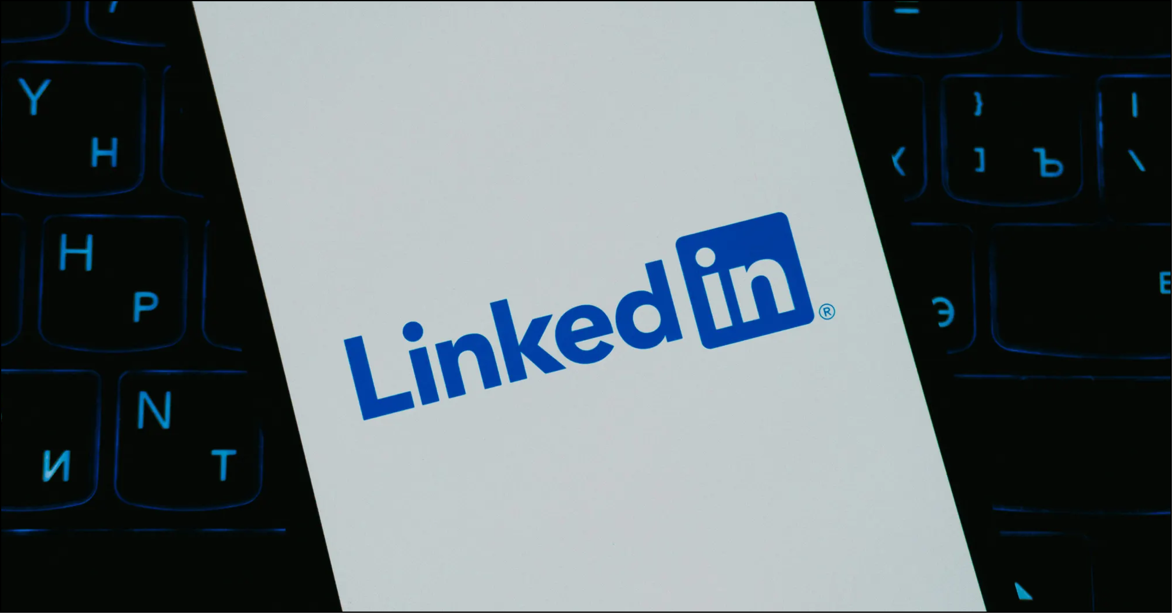 LinkedIn Headshots 2025: Backgrounds, Sizes, and Examples